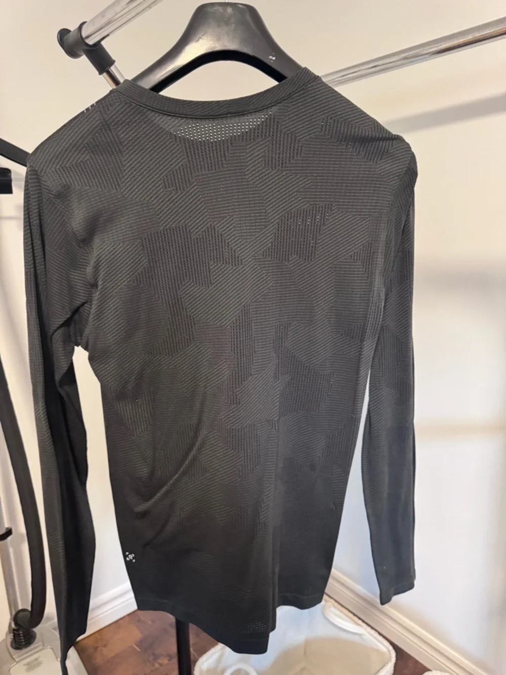 Lululemon Men's Long Sleeve Crewneck Shirt - Black - Picture 5 of 5